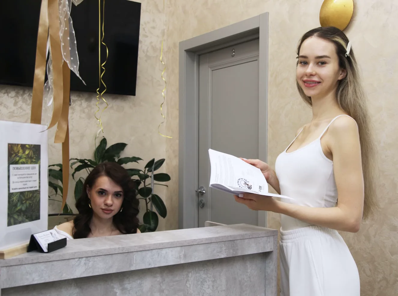 Пациент у стойки ресепшена клиники